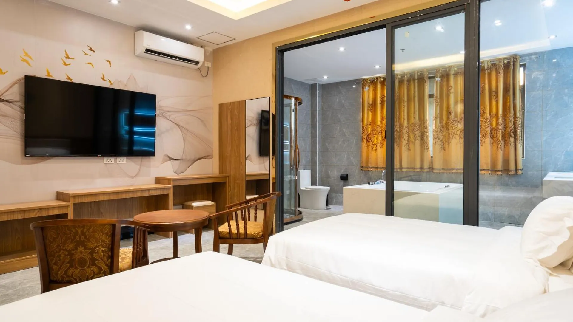 Home Me Hotel Manila 3*,