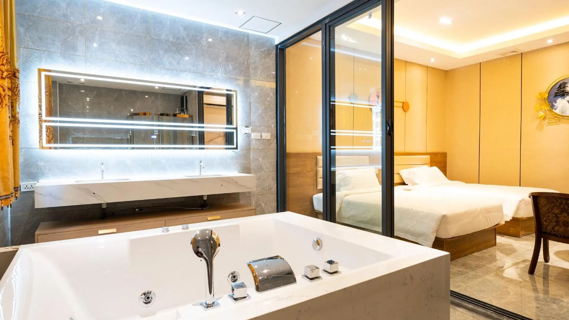 Home Me Hotel Manila 3*,