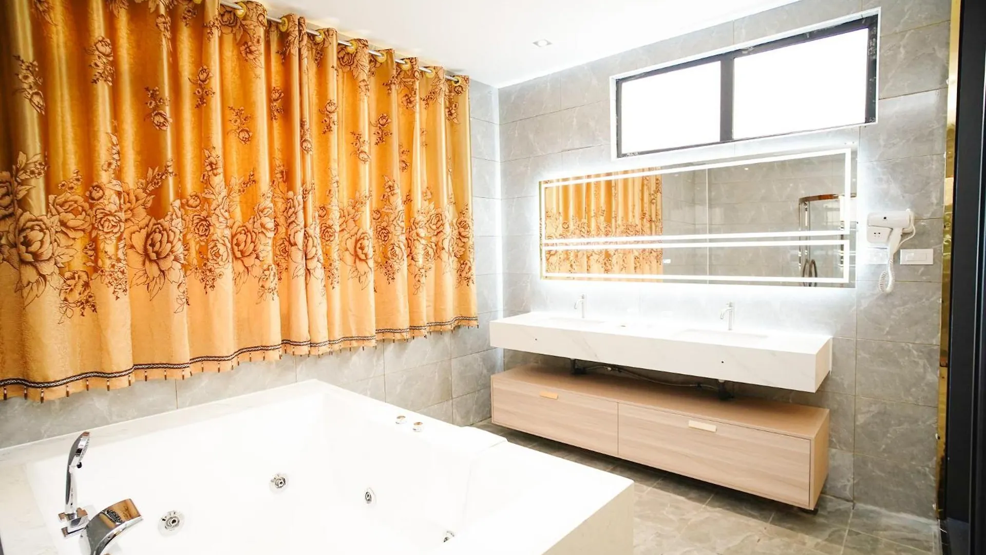 Home Me Hotel Manila